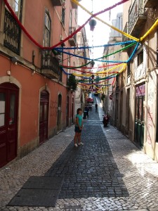 via del Chiado addobbata a festa, chissà perché