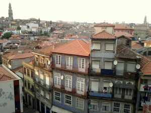 Porto, un secondo sguardo (con Torre dos Clérigos in lontananza, in alto a sinistra)